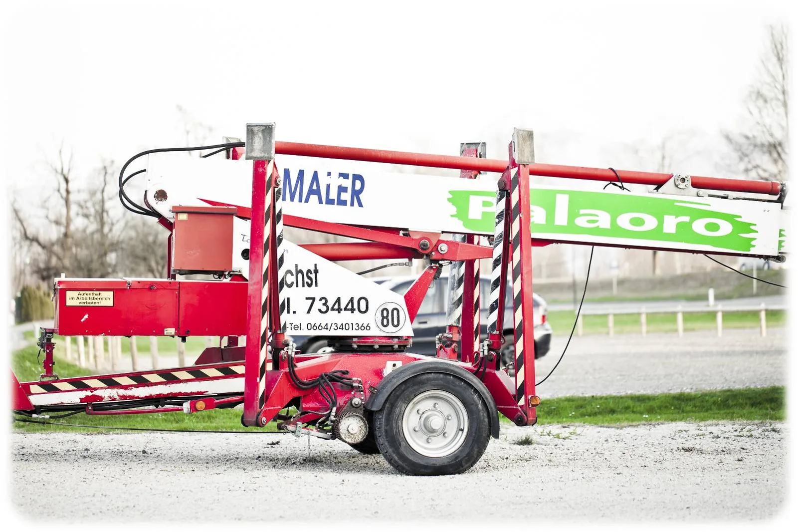 Roter Anhänger-Steiger mit Palaoro-Wortmarke und Telefonnummer auf dem Ausleger
