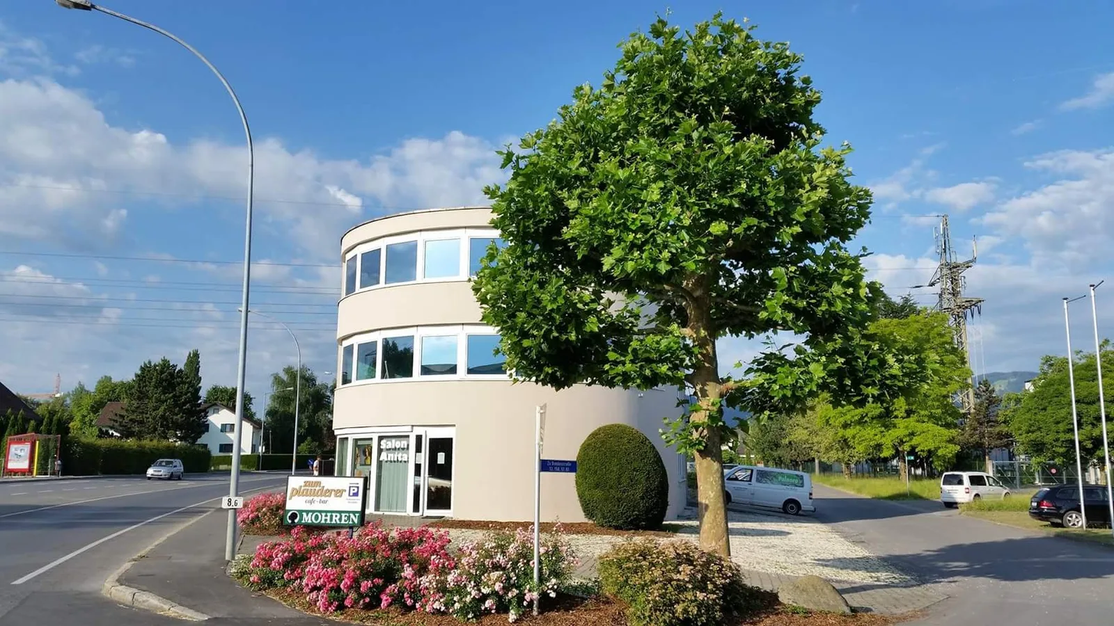 Das runde Betriebsgebäude an der Bundesstraße in Höchst an einem Sommertag